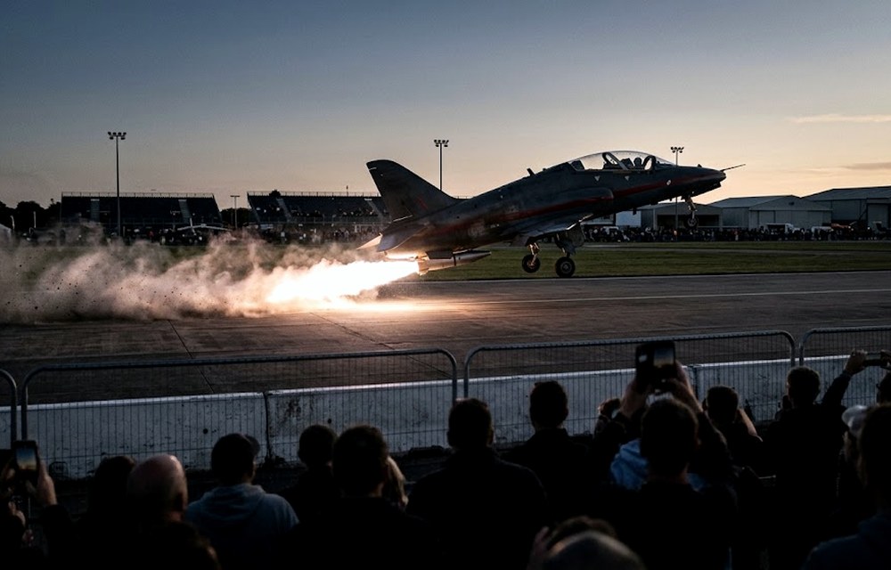 Rocket-assisted takeoff in front of the crowd